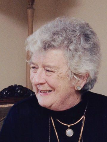 Margaret Reid portrait crop2